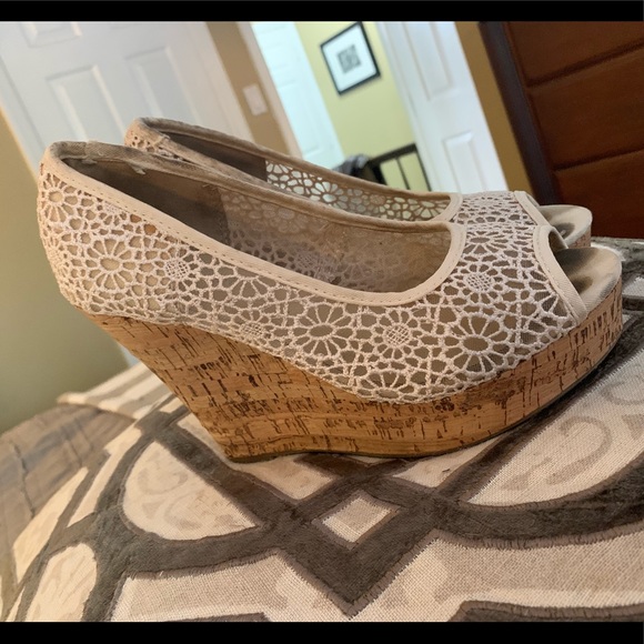 Ivory Lace Wedges - Picture 2 of 3